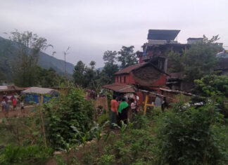 लमजुङका भूकम्पपीडित विपन्न नयाँ घरमा फाइल तस्बिर