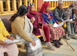 डा. रुइत आफ्नै जिल्लामा आँखाका बिरामीको शल्यक्रिया गर्दै