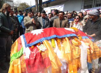 प्रधानमन्त्रीद्वारा आचार्यको पार्थिव शरीरमा राष्ट्रिय झण्डा ओढाएर सम्मान