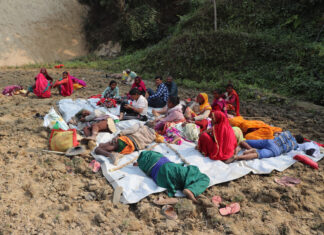 खेतको गरामा त्रिपालमै बास !