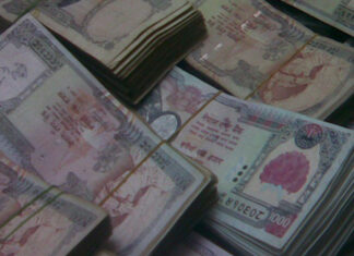 लुकाइछिपाइ ल्याएको ११ लाखसहित चारजना प्रहरी नियन्त्रणमा