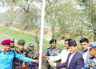 नेपाल– भारत सीमामा फ़राइयो राष्ट्रिय झन्डा