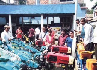 मकैखेती गर्ने किसानलाई कृषियन्त्र वितरण