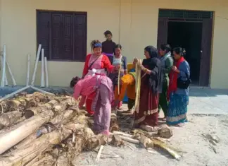 केराको रेसाबाट सेनेटरी प्याड र कपडा बनाउन सिक्दै महिला