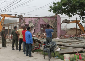 वीरगञ्ज महानगरले अनधिकृत सटर भत्कायो