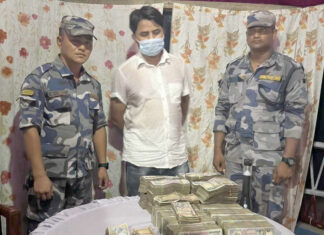 स्रोत नखुलेको एक करोड एक लाखसहित पक्राउ