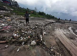 वर्षाले खाँदबारी–नुम सडकमा क्षति