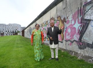 राष्ट्रपति पौडेलद्वारा भत्किएको बर्लिनको पर्खाल अवलोकन