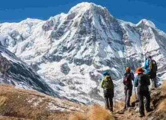 घट्न थाले अन्नपूर्ण पदमार्गमा पर्यटक