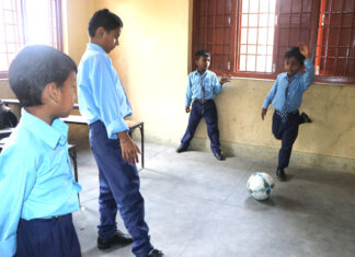आलेख : सहरका विद्यार्थीका दुःख : खेलमैदान छैन, कक्षाकोठाभित्रै घुम्छ फुटबल