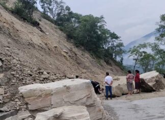 पहिरोका कारण बेँसीसहर–चामे सडक अवरुद्ध