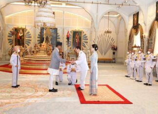 थाई नरेशसमक्ष राजदूत ओलीद्वारा ओहोदाको प्रमाणपत्र प्रस्तुत