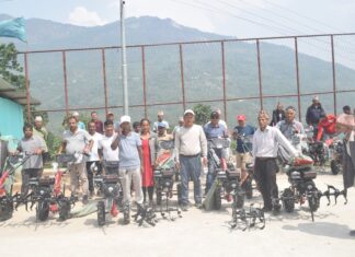 कृषकलाई हाते ट्र्याक्टर वितरण