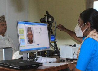 सेवाग्राहीको चाप बढेपछि चितवनमा राष्ट्रिय परिचयपत्रको विवरण सङ्कलन बिहानैदेखि