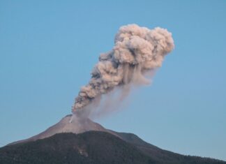 फिलिपिन्समा ज्वालामुखी विस्फोटपछि स्कुल-कलेज बन्द, खरानीको बादल ५ किलोमिटर माथिसम्म उड्दै